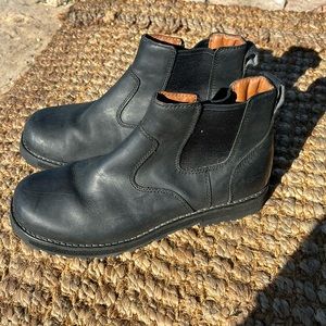 Keen women black boots size 8